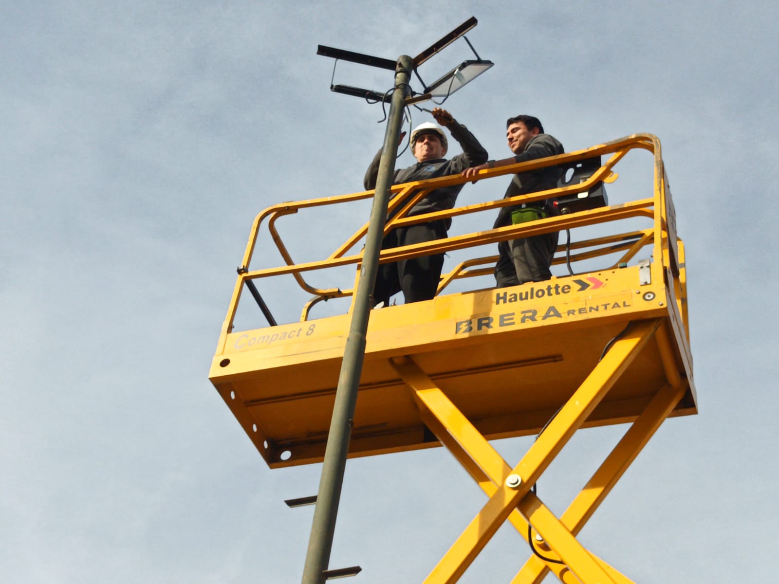 Equipo de Lument Electricidad trabajando